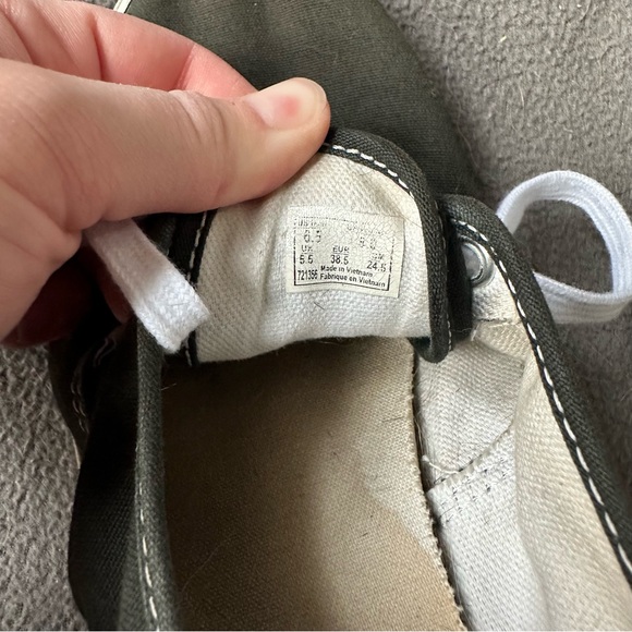 Vans - Picture 2 of 6